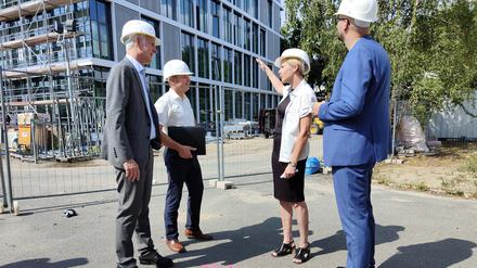 Schwarz, Ulrich Scheller und Christina Quensel (beide Geschäftsführende der Campus Berlin-Buch GmbH), Staatssekretär Michael Biel (SPD) vor der Baustelle für den Neubau des Gründerzentrums Berlin BioCube.