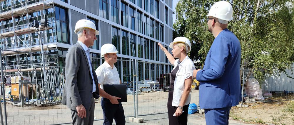 Schwarz, Ulrich Scheller und Christina Quensel (beide Geschäftsführende der Campus Berlin-Buch GmbH), Staatssekretär Michael Biel (SPD) vor der Baustelle für den Neubau des Gründerzentrums Berlin BioCube.