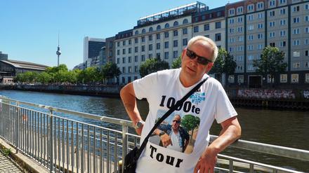 Uwe Tobias ist seit neun Jahren Teil des Querstadtein-Teams und führt Interessierte zu den Orten seines früheren Lebens auf der Straße.