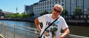 Uwe Tobias ist seit neun Jahren Teil des Querstadtein-Teams und führt Interessierte zu den Orten seines früheren Lebens auf der Straße.