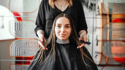 Eine Frau in einem Friseursalon