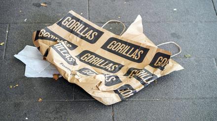 Eine Papiertragetasche von Gorillas liegt auf dem Boden. 
