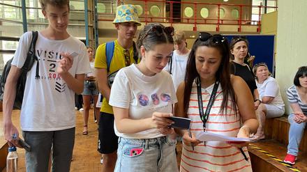 Ukrainische Schulabsolventen stehen in der TU Berlin vor einem Hörsaal, in dem sie die Hochschulzugangsprüfung ablegen wollen.