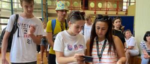 Ukrainische Schulabsolventen stehen in der TU Berlin vor einem Hörsaal, in dem sie die Hochschulzugangsprüfung ablegen wollen.