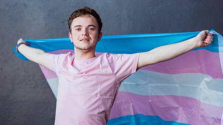 Mann mit trans Fahne.