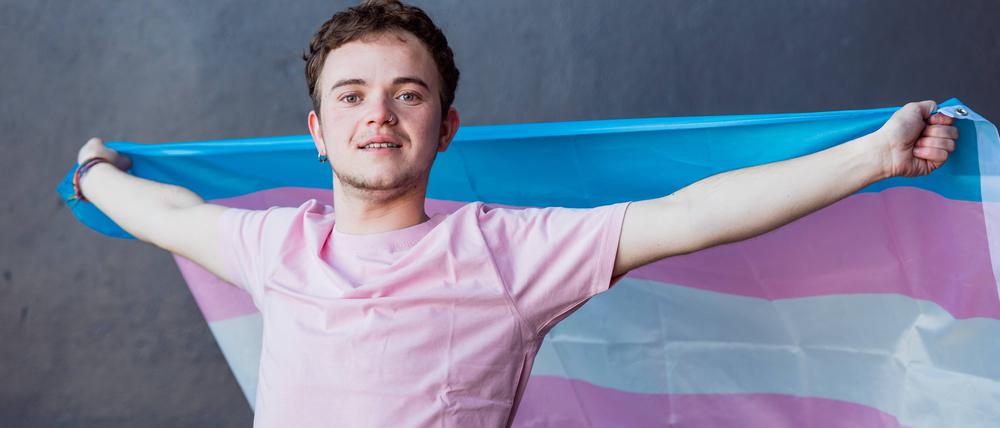 Mann mit trans Fahne.