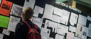 ARCHIV - SYMBOLFOTO - Ein Student betrachtet am 18.09.2015 die Wohnungsanzeigen am Schwarzen Brett der Ludwig-Maximilians-Universität in München (Bayern). Auch in Rostock und Greifswald (Mecklenburg-Vorpommern) ist bezahlbarer Wohnraum knapp. Für diese Städte soll es eine Mietpreisbremse geben, über die am 26.01.2017 im Schweriner Landtag debattiert wird. (zu dpa: «Landtagsdebatte zu Mietpreisen und Tariftreue» vom 26.01.2017) Foto: Matthias Balk/dpa +++ dpa-Bildfunk +++