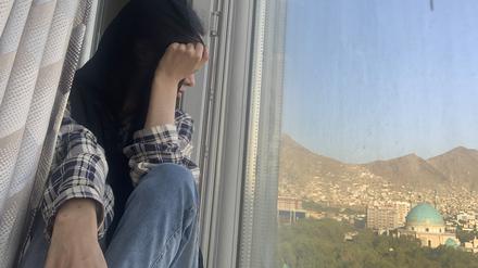 Die Studentin am Fenster ihres Safe Houses irgendwo in Kabul.