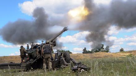 Ukrainische Soldaten feuern eine gezogene Haubitze im Osten der Ukraine ab. 
