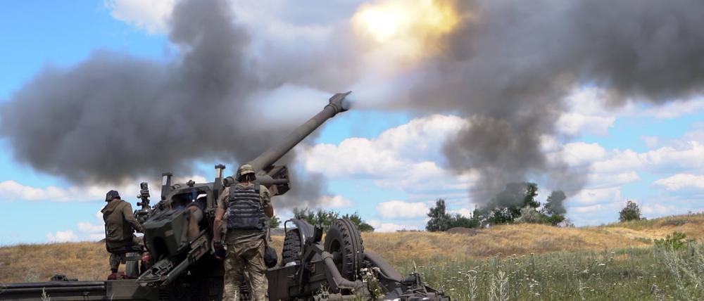 Ukrainische Soldaten feuern eine gezogene Haubitze im Osten der Ukraine ab.
