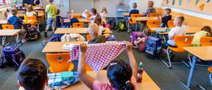 Bundesweit nehmen die Schulen Stück für Stück wieder den Betrieb auf. Bisher maskenlos. 
