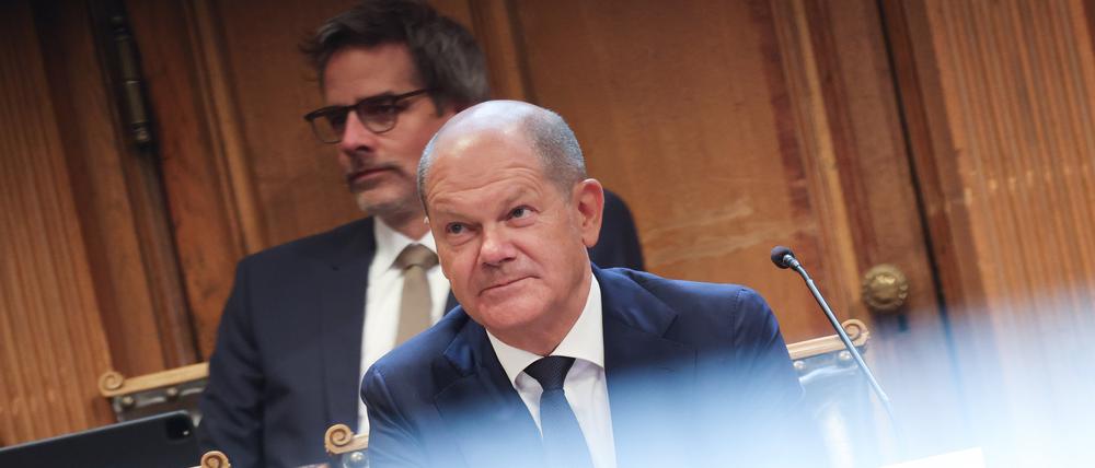 Bundeskanzler Olaf Scholz (SPD) sitzt auf seinem Platz auf der Senatsbank vor Beginn einer Sitzung des Parlamentarischen Untersuchungsausschusses ·Cum-Ex· im Plenarsaal der Hamburgischen Bürgerschaft im Rathaus.