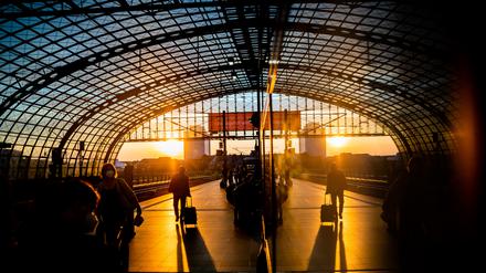 Bloß weg: 150.000 Berliner:innen verlassen die Stadt jedes Jahr.
