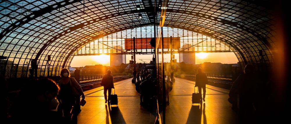 Bloß weg: 150.000 Berliner:innen verlassen die Stadt jedes Jahr.