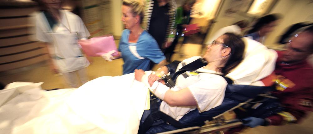 Starke Nerven nötig. Katastrophenschutzübung in einem Berliner Krankenhaus.
