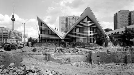 Vor der Gaststätte Ahornblatt auf der Fischerinsel werden im August 2000 bei archäologischen Ausgrabungen Fundamente eines Kellers aus dem 15. Jahrhundert freigelegt. Thomas Platow ist mit der Kamera dabei.