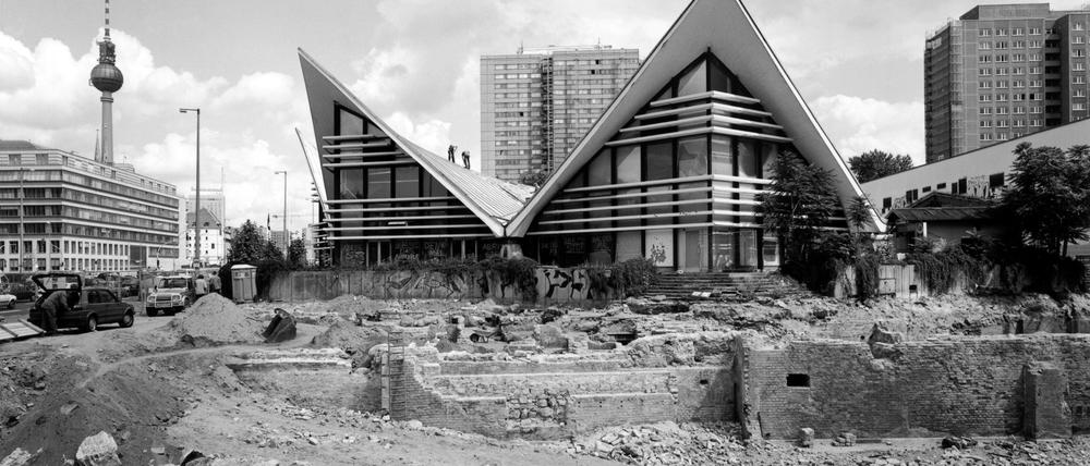 Vor der Gaststätte Ahornblatt auf der Fischerinsel werden im August 2000 bei archäologischen Ausgrabungen Fundamente eines Kellers aus dem 15. Jahrhundert freigelegt. Thomas Platow ist mit der Kamera dabei.