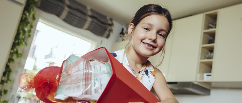 Plötzlich schon so groß: Mit der Einschulung lernen Eltern, ihr Kind wieder ein Stück loszulassen.