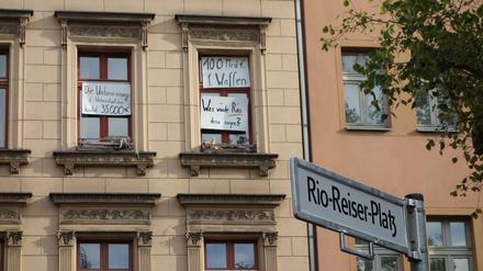 Mit der Umbenennung des Heinrichplatzes an der Kreuzberger Oranienstraße wurden auch neue Schilder mit der Aufschrift „Rio-Reiser-Platz“ installiert. 