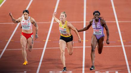 Selbstvertrauen, Willenskraft und Motivation führen auch Gina Lückenkemper (m.) wie hier bei den European Championships 2022 in München in der Leichtathletik zu Höchstleistungen.