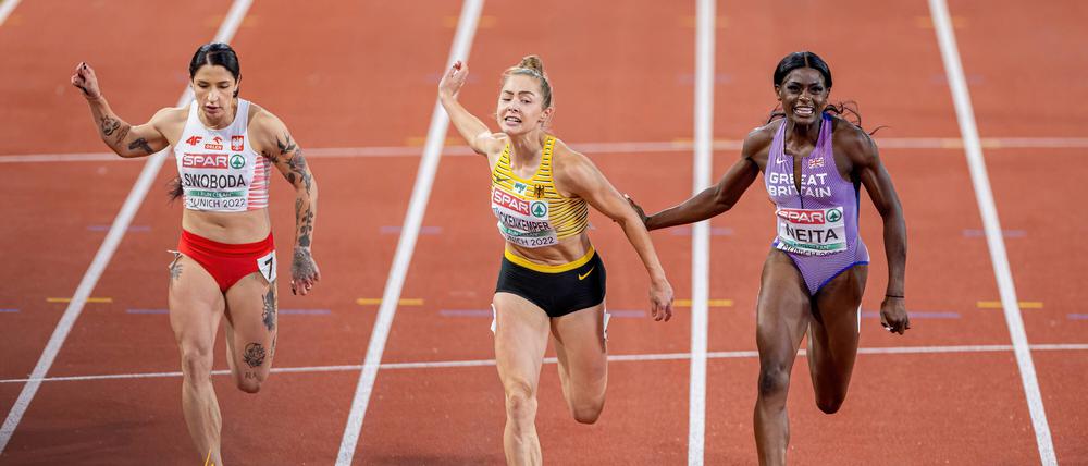 Sprint-Siegerin: Die Deutsche Gina Lückenkemper (Mitte) bei den Leichtathletik-Europameisterschaften in München.