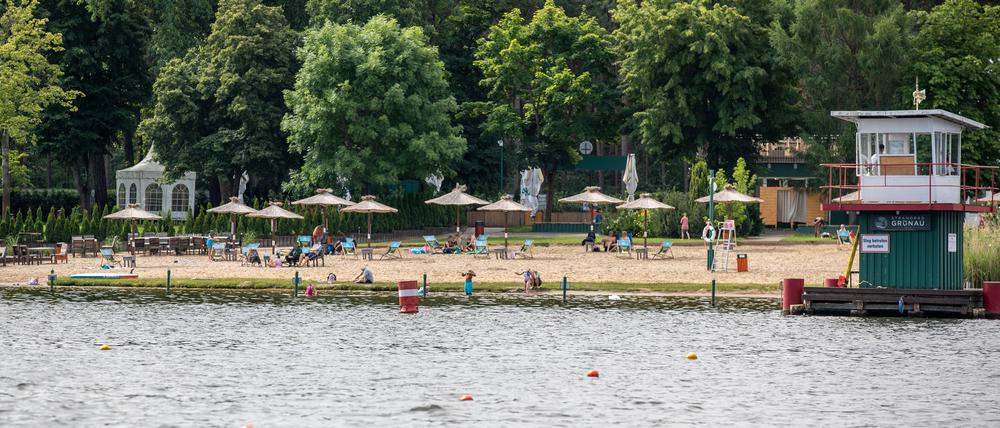Badegäste berichten, dass am Eingang zwecks Kontrolle der Postleitzahl sogar der Ausweis vorgezeigt werden sollte.