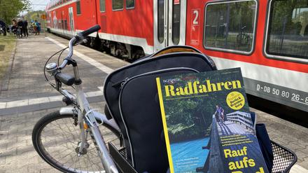 Ob’s da noch reingeht? Ein Rad vor einem Regio.