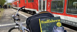 Ob’s da noch reingeht? Ein Rad vor einem Regio.