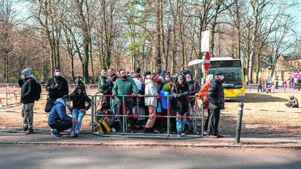 Erstanlaufstelle für Asylsuchende - Ankunftszentrum oranienburger Straße in Berlin Reinickendorf Geflüchtete Menschen aus der Ukraine und anderen Ländern warten im Ankunftszentrum in Berlin Reinickendorf.