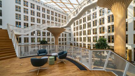 Eine Treppe führt durch das große Atrium des Gebäude nach oben.