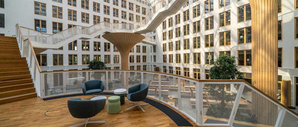 Eine Treppe führt durch das große Atrium des Gebäude nach oben.