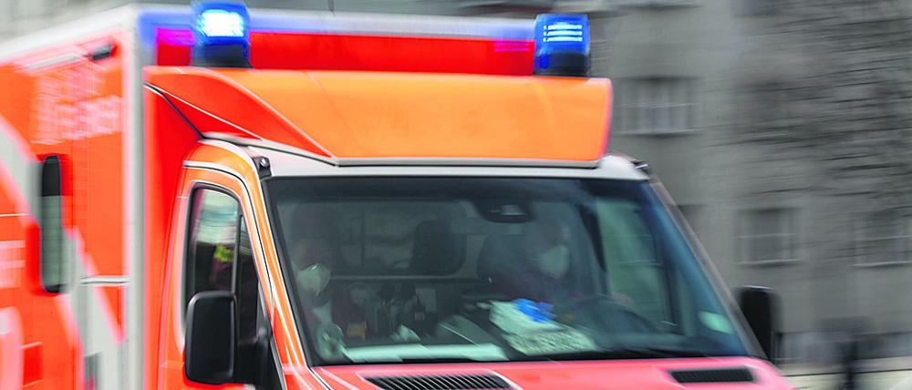 Ein Rettungswagen der Feuerwehr fährt auf einer Straße.