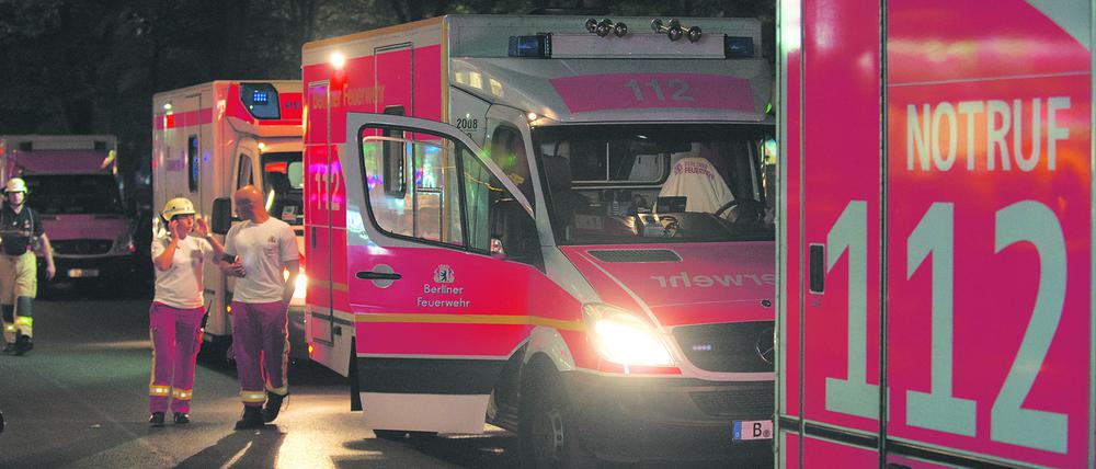 Rettungswagen auf der Sonnenallee in Neukölln.