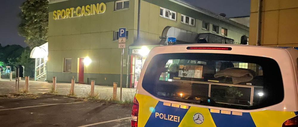 Ein Polizeiwagen steht vor der Sporthalle am Sachsendamm.
