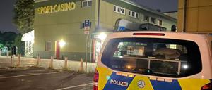 Ein Polizeiwagen steht vor der Sporthalle am Sachsendamm. 