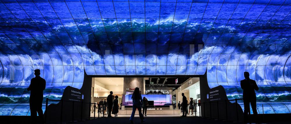 Monitore sind am zweiten Medientag der Technik-Messe IFA, der weltweit größten Fachmesse für Unterhaltungs- und Gebrauchselektronik, auf dem Stand von LG in Betrieb. Die IFA findet vom 06.-11.09.2019 auf dem Berliner Messegelände statt. Fachbesucher aus mehr als 100 Ländern besuchen die Präsentationen der neuesten Produkte und Innovationen +++ dpa-Bildfunk +++