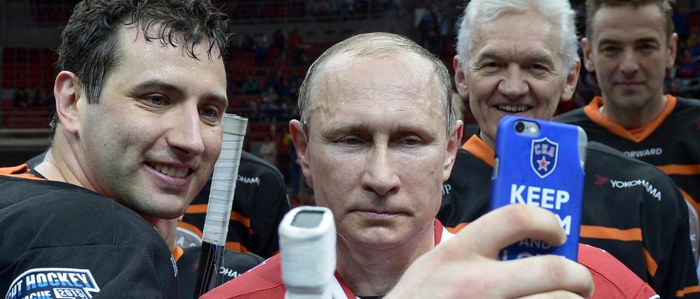 Der russische Präsident Wladimir Putin und sein Vertrauter Gennadi Timtschenko (zweiter von rechts) bei einem Eishockey-Spiel in Sotschi 2015.