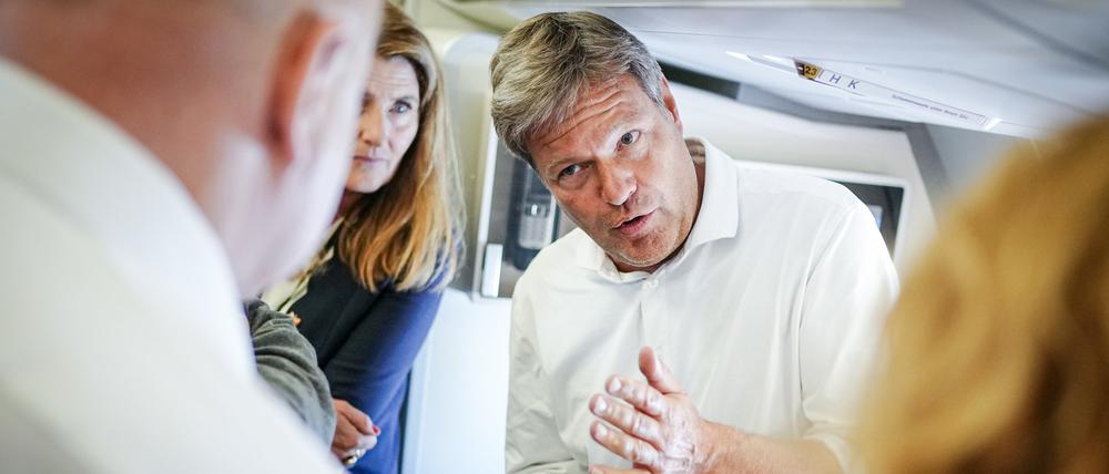 Wirtschaftsminister Robert Habeck (Grüne) auf dem Flug nach Kanada: Die Bilder sorgten für Empörung.