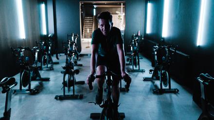 Der Tagesspiegel-Redakteur Felix Hackenbruch beim Indoor-Cycling im Cycle Room in Berlin.