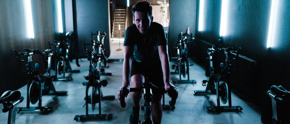 Der Tagesspiegel-Redakteur Felix Hackenbruch beim Indoor-Cycling im Cycle Room in Berlin.