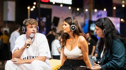 Die Content Creator Jonas Ems (links) und Ivonne di Lauro (Mitte) bei einer Veranstaltung des Festivals.