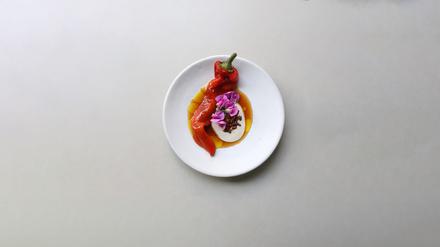 Gegrillte Spitzpaprika mit Sonnenblumenkern-Tahin.