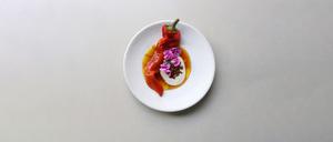 Gegrillte Spitzpaprika mit Sonnenblumenkern-Tahin.