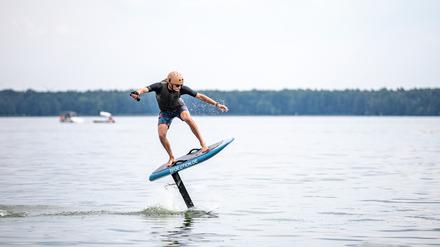 E-Foiling - Autorin Jana Weiss macht einen Einsteigerkurs im efoiling am Müggelsee - der neuen Trendsportart , hier: Finn