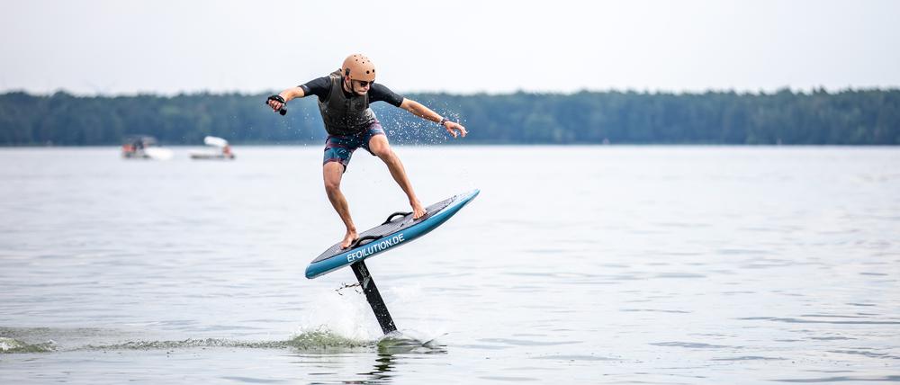 E-Foiling - Autorin Jana Weiss macht einen Einsteigerkurs im efoiling am Müggelsee - der neuen Trendsportart , hier: Finn