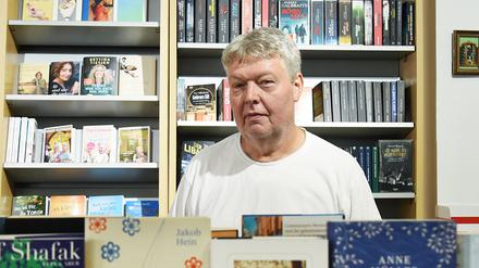 Der Buchhändler Heinz Ostermann in seiner Buchhandlung Leporello in Berlin-Rudow, aufgenommen am 22. Juli 2022.

Foto: Kitty Kleist-Heinrich