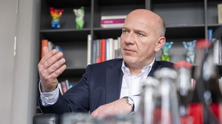 Kai Wegner, CDU-Fraktionsvorsitzender im Abgeordnetenhaus Berlin, spricht bei einem Interview im Abgeordnetenhaus. (zu dpa: Berlins CDU-Chef kündigt konstruktive Opposition an)