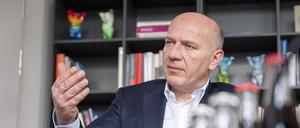Kai Wegner, CDU-Fraktionsvorsitzender im Abgeordnetenhaus Berlin, spricht bei einem Interview im Abgeordnetenhaus. (zu dpa: Berlins CDU-Chef kündigt konstruktive Opposition an)