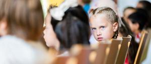 27.08.2022, Berlin: Die 6-jährige Yeva aus der Ukraine verfolgt bei ihrer Einschulung die Einschulungszeremonie in der Tempelherren-Grundschule im Berliner Stadtteil Tempelhof. Yeva ist mit ihrer Mutter Yuliia aus der westlich von Kiew gelegenen Stadt Schytomyr nach Berlin geflohen und privat bei einer Familie untergekommen. In der Tempelherren-Grundschule wurden insgesamt drei Kinder aus der Ukraine eingeschult. Foto: Christoph Soeder/dpa - ACHTUNG: Nur zur redaktionellen Verwendung im Zusammenhang mit der aktuellen Berichterstattung und nur mit vollständiger Nennung des vorstehenden Credits +++ dpa-Bildfunk +++