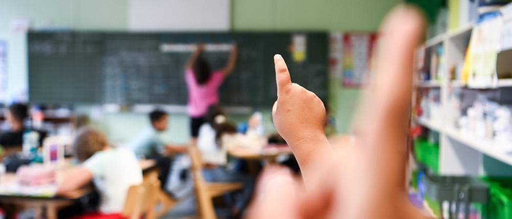 22.08.2022, Berlin: Schüler der Klasse 4b der Schule in der Köllnischen Heide in Neukölln melden sich zum Beginn des neuen Schuljahres mit ihren Nachfragen zum neuen Stundenplan. Foto: Jens Kalaene/dpa +++ dpa-Bildfunk +++